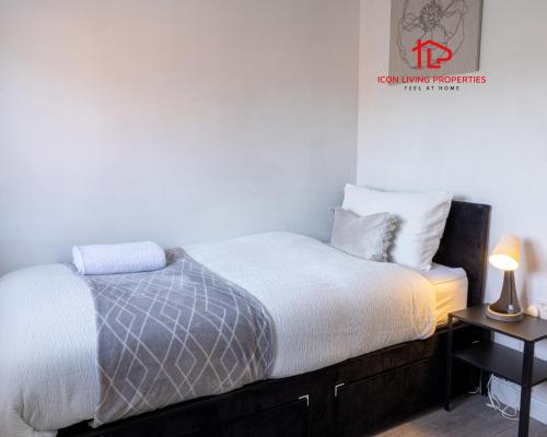 Katil atau katil-katil dalam bilik di 5BR with Jacuzzi and Gym for Contractors Families and Groups