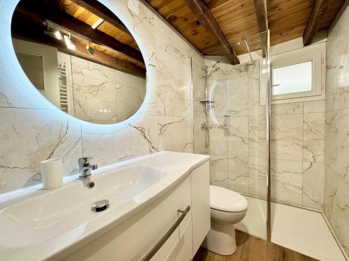 une salle de bain avec un lavabo, des toilettes et un miroir dans l'établissement La Maison d'Eugène, Rennes centre, à Rennes