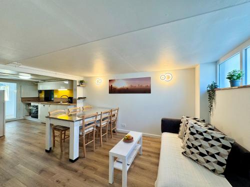 un salon avec un canapé et une table dans l'établissement La Maison d'Eugène, Rennes centre, à Rennes