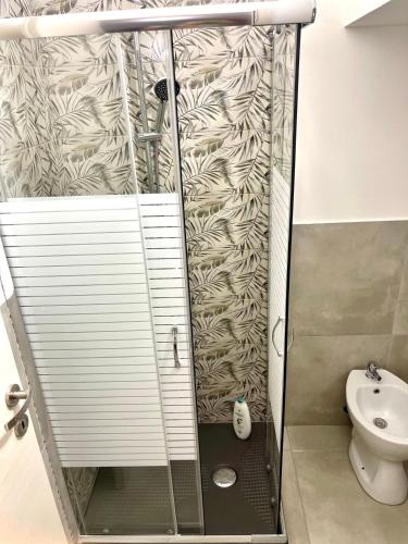 una cabina de ducha en un baño con inodoro en Zappalà Fortino House 2, en Catania
