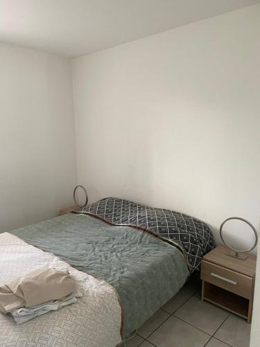 Giường trong phòng chung tại Pornic1 flat near beach garden golf Pool 1 bedroom