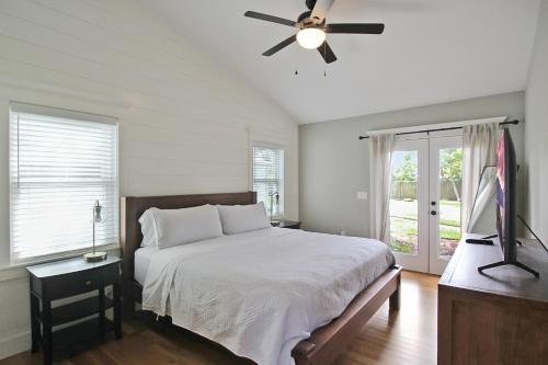 Ένα ή περισσότερα κρεβάτια σε δωμάτιο στο Charming Bradenton Getaway On The Gulf Coast - Flip Flop Retreat