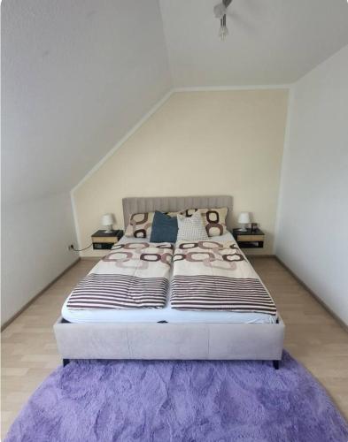 Ένα ή περισσότερα κρεβάτια σε δωμάτιο στο Einfamilienhaus mit zwei separaten Zimmern in Spelle, Niedersachsen DE
