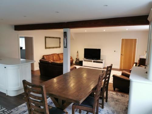 TV a/nebo společenská místnost v ubytování Modern Farm house with 12 acres