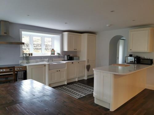 Kuchyň nebo kuchyňský kout v ubytování Modern Farm house with 12 acres