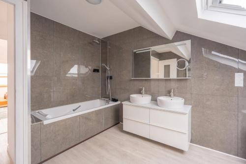 Gallery image of Villa Panorama Maison de charme avec jardin in Oyonnax