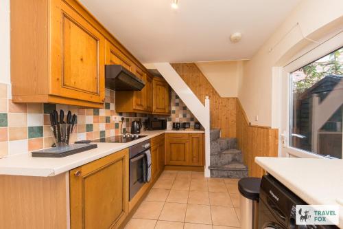 Η κουζίνα ή μικρή κουζίνα στο Rocester Rest close to Alton Towers & JCB, Netflix
