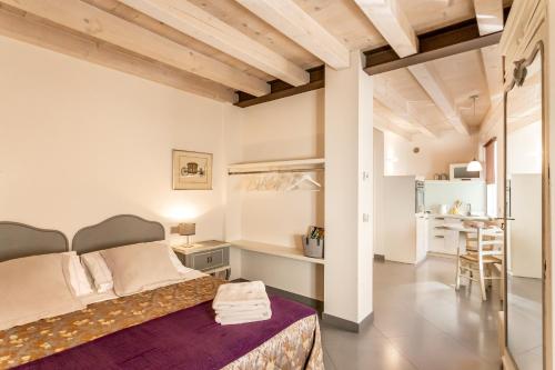 Postel nebo postele na pokoji v ubytování Appartamenti Romeo&Giulietta