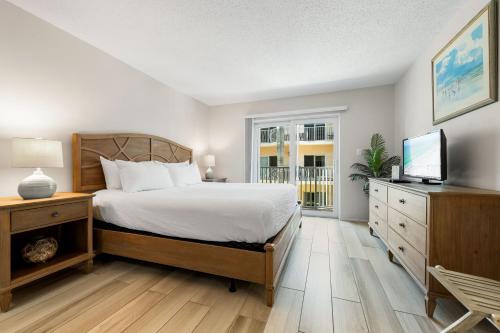 Un pat sau paturi într-o cameră la Palm Bay Club By Beachside Management