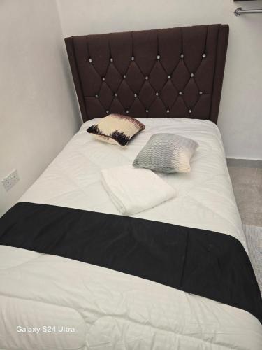 Postel nebo postele na pokoji v ubytování SK CBD Suites airb Wundanyi Taita Taveta County