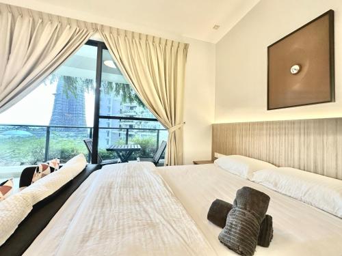une chambre avec un grand lit avec une grande fenêtre dans l'établissement Forest City Near Marina Hotel - Kylin Apartment, à Gelang Patah