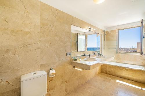 サンミゲル・デ・アボナにあるSun Bay Ocean Retreat Villaの浴槽、トイレ、洗面台を備えたバスルーム