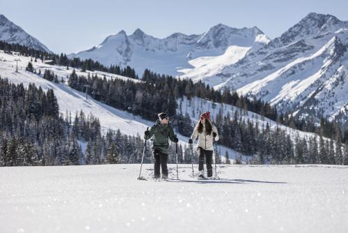 two people on skis in the snow on a mountain at Ferienwohnung Garber in Zell am Ziller