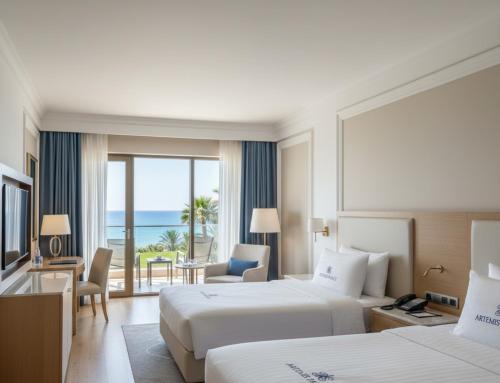 Postel nebo postele na pokoji v ubytování Artemis Luxury Palace Hotel