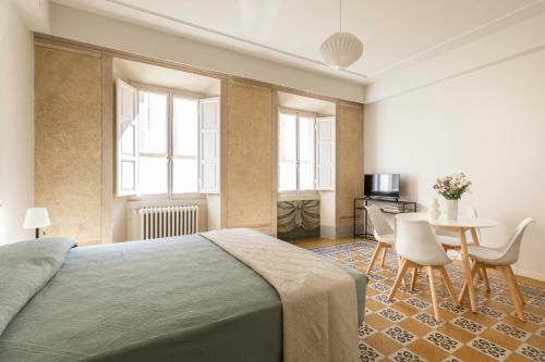 ein Schlafzimmer mit einem Bett, einem Tisch und Stühlen in der Unterkunft Ruga23 -1 in Cortona