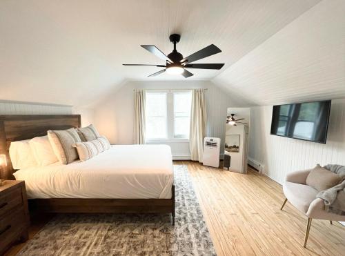 ein Schlafzimmer mit einem Bett und einem Deckenventilator in der Unterkunft Hamptons Cottage, Sleeps 7 in East Quogue