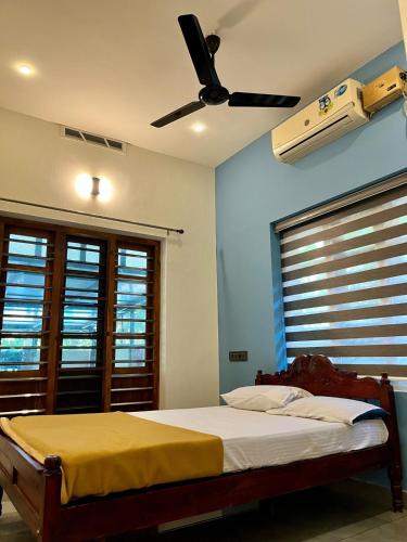 Un pat sau paturi într-o cameră la Kailynn Villa - 4BHK Retreat Near Aster & Amritha