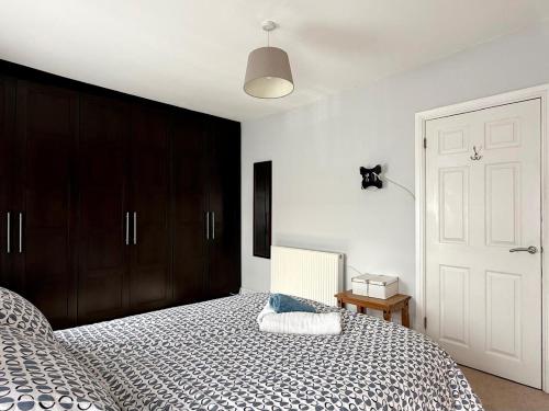 a bedroom with a bed and a white door at 2 Bedroom House Penarth Town Centre in Cardiff