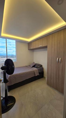 a bedroom with a bed and a large window at APARTAMENTO NUEVO AMOBLADO Neiva Conjunto Residencial Goya 501 in Neiva