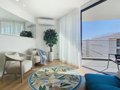 Luxurious Apartment with Sea View, Pools, Fitness