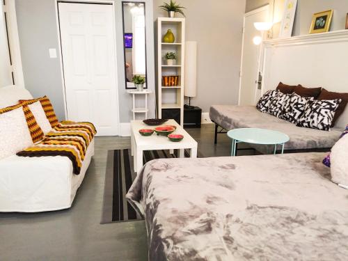 una sala de estar con un sofá y una mesa en BOUGlE MicroSpace Balcony AT FISHTOWN, en Filadelfia