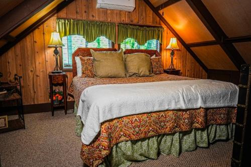 una camera da letto con un letto grande in una stanza di Pine Mountain Club Chalets Resort a Pine Mountain