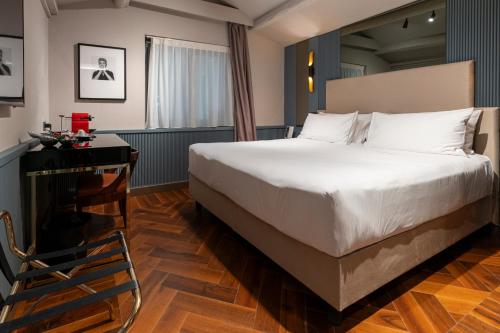 Postel nebo postele na pokoji v ubytování The Glam Boutique Hotel & Apt