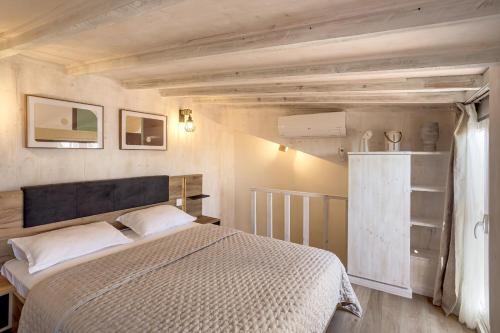 Bairro Alto Rooftop with Balcony and View by Homing