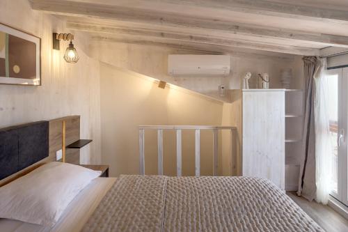 Bairro Alto Rooftop with Balcony and View by Homing