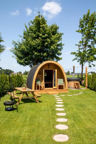 OverloonにあるCosy Cabin Overloonの芝生の中にピクニックテーブルとピクニックテーブルが置かれた円形のテント