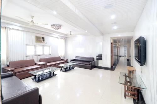 Una gran sala de estar con sofás y un televisor. en Hotel O Le Bon Ton, en Ludhiana
