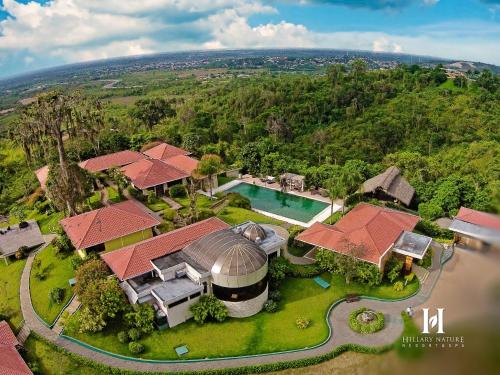 una vista aérea de una casa con piscina en Hillary Nature Resort & Spa All Inclusive en Arenillas