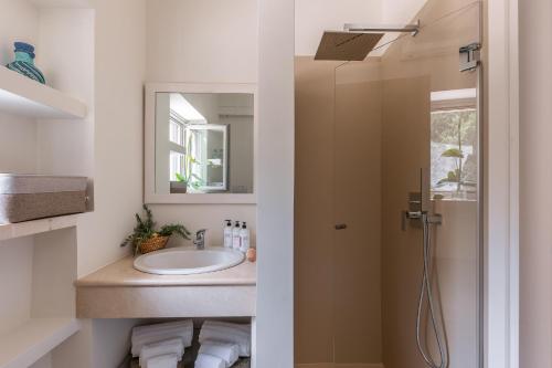 a bathroom with a sink and a shower at Dimora Dei Semplici in Ostuni