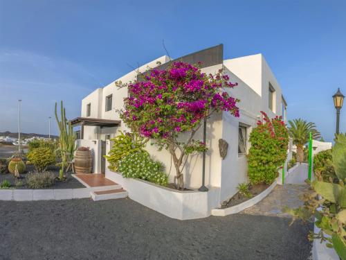 Un edificio con flores en el costado. en Volcán de sal, en Teguise