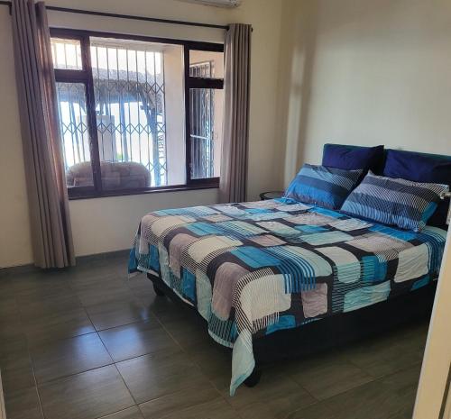 Ein Bett oder Betten in einem Zimmer der Unterkunft Catalina Bay Beach Retreat - Blue Whale Beach House