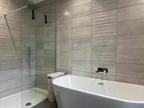 Ένα μπάνιο στο Spacious, Modern & Quiet Bungalow with hot tub