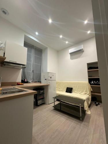 eine Küche mit einem Sofa in der Mitte eines Zimmers in der Unterkunft Magnifique appartement neuf Bellecour in Lyon