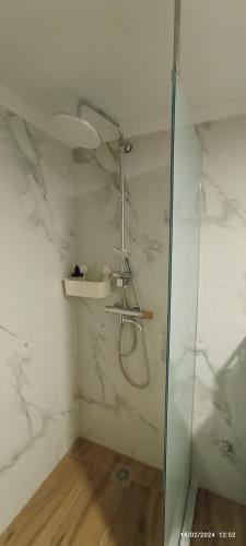 Ένα μπάνιο στο N&S Apartment B