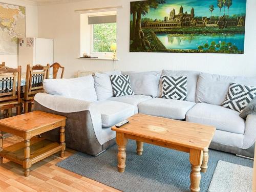 Ruang duduk di 5 Bed Townhouse with Garden & Parking by BrumStay UK