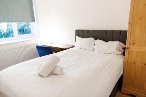 Katil atau katil-katil dalam bilik di 5 Bed Townhouse with Garden & Parking by BrumStay UK