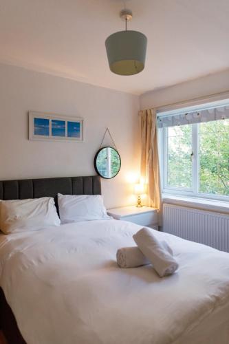 Katil atau katil-katil dalam bilik di 5 Bed Townhouse with Garden & Parking by BrumStay UK