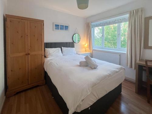 Katil atau katil-katil dalam bilik di 5 Bed Townhouse with Garden & Parking by BrumStay UK