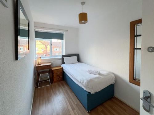 Katil atau katil-katil dalam bilik di 5 Bed Townhouse with Garden & Parking by BrumStay UK