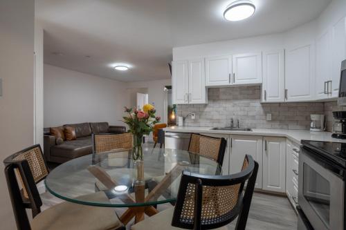 Η κουζίνα ή μικρή κουζίνα στο Stylish 3BR in Montreal Village