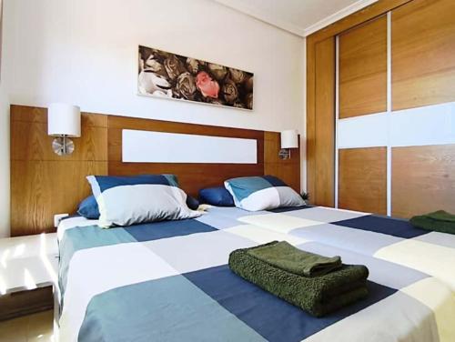 Ein Bett oder Betten in einem Zimmer der Unterkunft Appartamento Parque Albatros vista piscina e mare