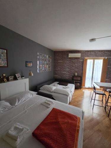 a bedroom with two beds and a table and chairs at B&B NewYork, Avellino in Avellino