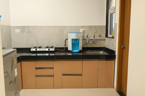 プネにあるLuxeBnb - 2bhk Kharadiのキッチン(ミキサー、シンク付)