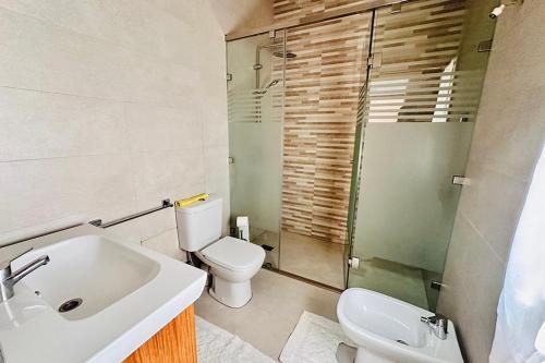 a bathroom with a sink and a toilet and a shower at Dar hamama - Villa familiale - Marrakech in El Aggada