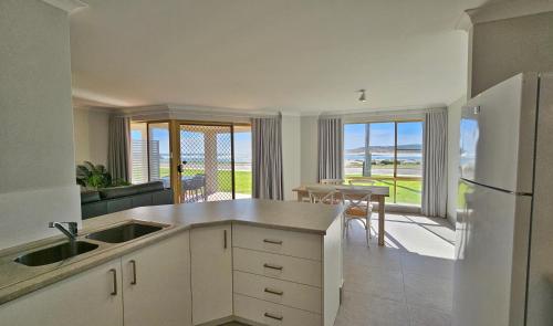 Kuchyň nebo kuchyňský kout v ubytování Pelican Shore Villa 3- Kalbarri, WA