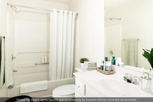 Ένα μπάνιο στο InTown Suites Extended Stay Houston TX - Hobby Airport